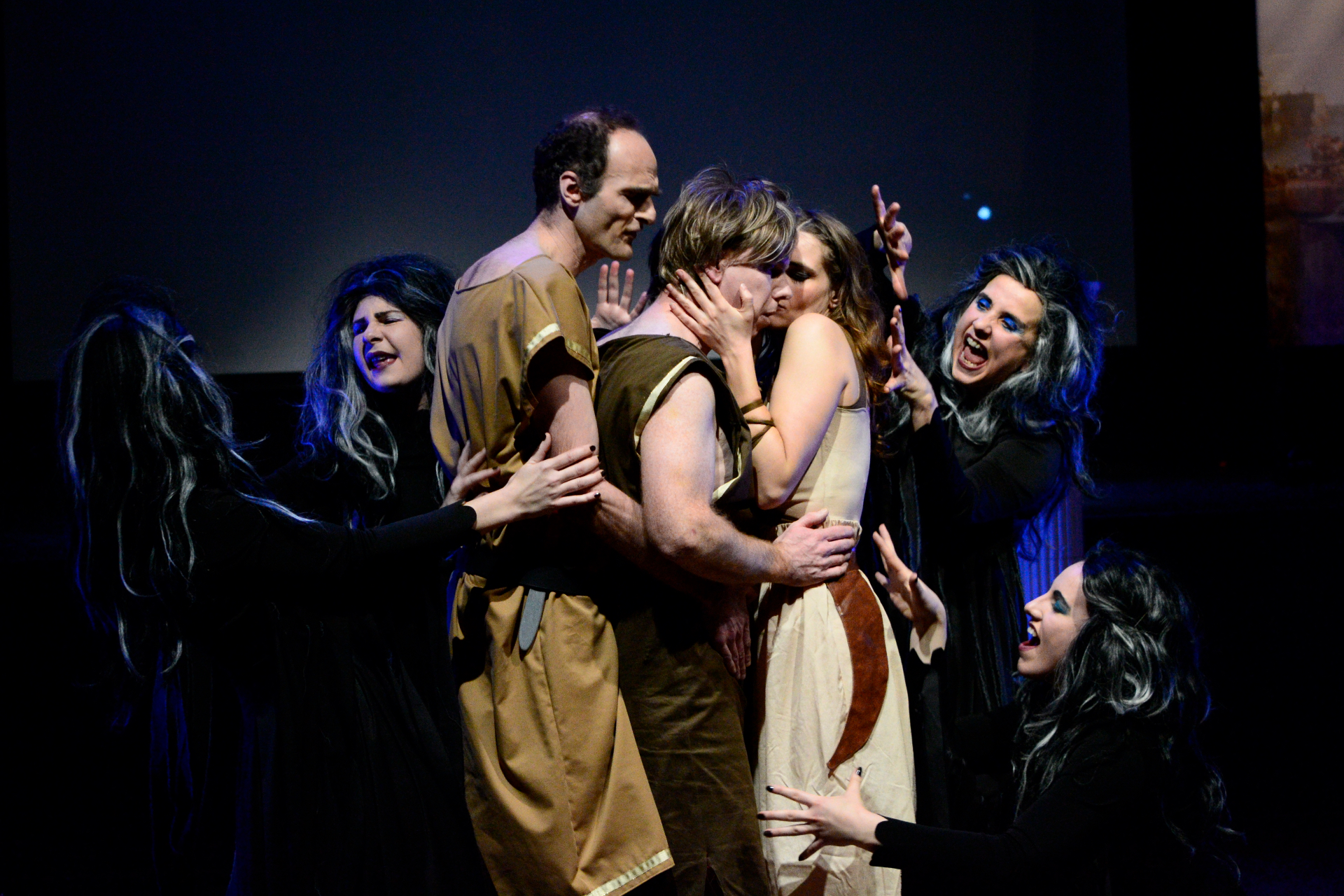 Ensemble in dramatische scène op het podium